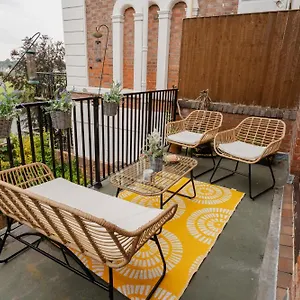 https://well-presented-2-bedroom-cottage-with-great-river-views.hotelsin-chester.com